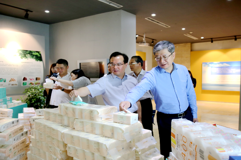 2019年 5月22日，时任浙江省社会组织综合党委专职副书记、省民政厅社会组织治理局局长蔡国华莅临888集团电子游戏纸业调研企业发展情况和党建工作