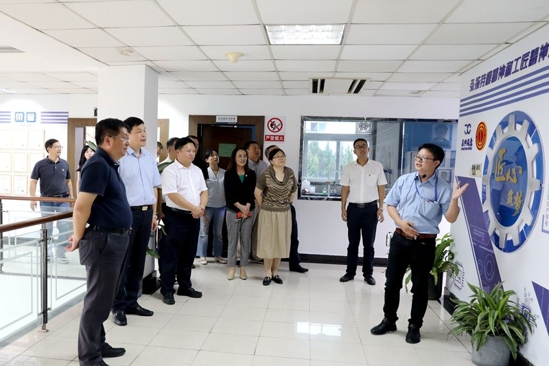 2020年7月29日，时任浙江省政协常委、社法委副主任、省总工会副主席、一级巡视员董建伟莅临888集团电子游戏纸业调研新时期工匠造就工作