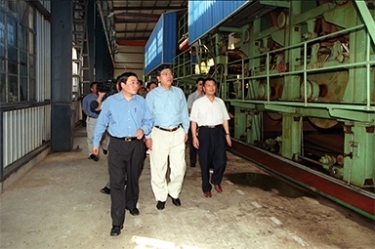 2000年9月19日，时任浙江省委书记张德江一行视察公司