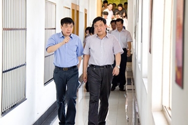 2012年7月5日，时任黄冈市委书记李卫宁一行调研公司党建工作