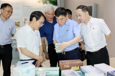 要闻 | 黄冈市委副书记、政法委书记帅燮琅一行莅临888集团电子游戏纸业调研领导